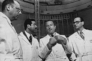 Saddam with Chirac (far right) in
France in 1975
(foto by the weekly Standard) Saddam with Chirac (far right) in
France in 1975 (foto by the weekly Standard)