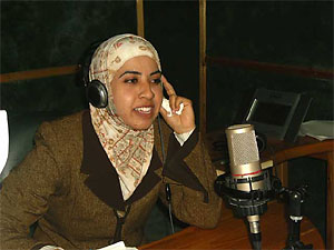 Eine Moderatorin auf Sendung