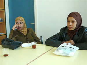 Zwei Moderatorinnen des Community Radios