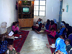 Alle Frauen des kleinen Dorfes sind versammelt, um den Aufklrungsfilm anzuschauen und danach gemeinsam ber das bisher Unausgesprochene zu diskutieren -  Foto: WADI