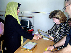 Die Kursteilnehmerinnen empfangen ihre Urkunden, die ihnen helfen sollen, eine Arbeit zu finden oder sich beruflich weiterzuqualifizieren -  Foto: WADI