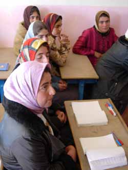 Erste-Hilfe-Ausbildungskurs von WADI in Germian. Ein Thema ist auch der Kampf gegen Beschneidungen. [Foto by WADI]