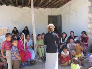Eine Mitarbeiterin von WADI diskutiert mit Frauen in einem Dorf bei Arbil über Genitalverstümmelung [Foto by WADI]