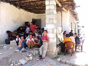 Die Sozialarbeiterin eines Mobilen Teams unterrichtet Frauen und Kinder ber Gesundheitserziehung und Hygiene [Foto by WADI]